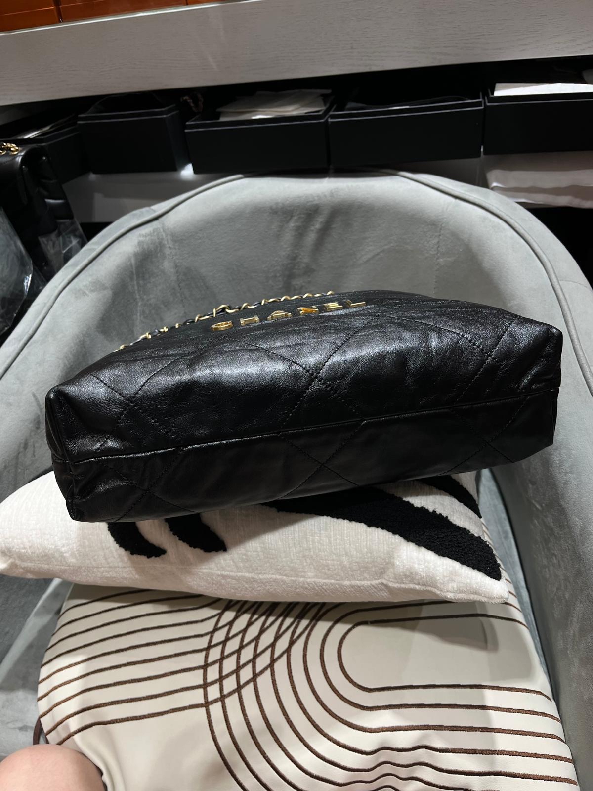Chanel 22 Small AS3260 黑色牛皮，金鏈100%Authentic, 98%New ✅晶片✅Dust bag✅Pouch