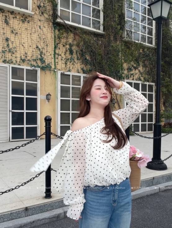 B34(5260) 法式气质斜领波点系带边肩糖果袖杏上衣