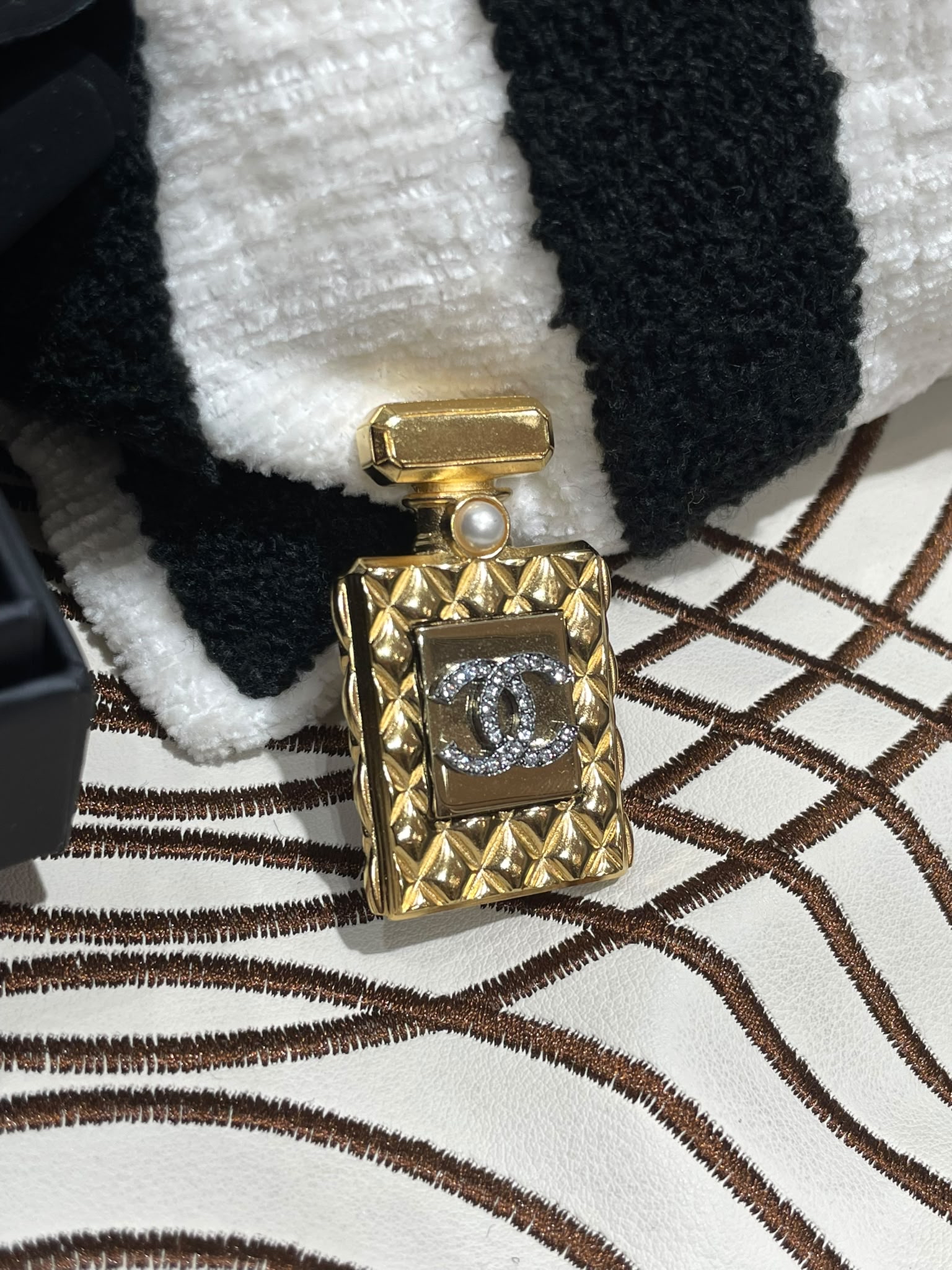 Chanel Booch 菱格紋香水樽CC閃石心口針 100%Authentic, 99%new✅dust bag✅box