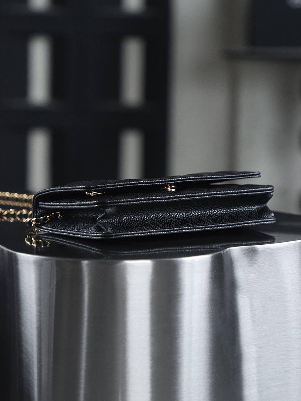 Wallet on Chain發財包鑒定版👜 一包一碼 支持全球鑒定查驗身份證原廠專G Haas皮料過關清單資料可査詢 經典系列WOC，從命名就能直觀感受到這款包包的獨特設計理念，它將傳統錢包與鏈條肩帶進行了巧妙融合！ 它大小精緻，恰好能容納一張百元人民幣，囙此被賦予了“發財包”這一吉祥又討喜的昵稱。 小巧身形，卻蘊含著大大的能量。 五金：全鋼銀扣 皮料：Hass小牛皮大球紋 尺寸：12*19.3*3.5cm