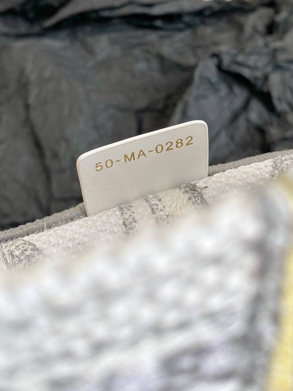 🈶多色中号 𝗖𝗗 𝗕𝗼𝗼𝗸 𝗧𝗼𝘁𝗲 23圣诞限定🎄 今年的无限梦境主题也太戳了！ 如星光璀璨，如宇宙般浩瀚 中间的星星宛如从海中诞生的维纳斯❤️ 太有视觉冲击力了，神秘而梦幻 像我们每个人都是星辰～🌟 浪漫到极致，这系列很难不买啊 36×27×16cm