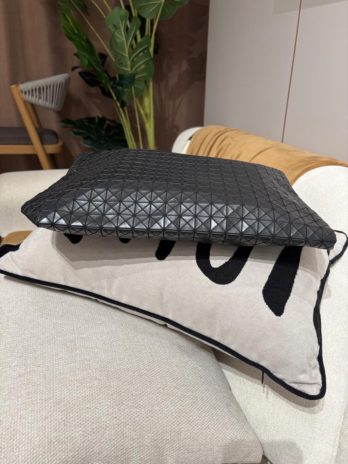 Issey miyake bao bao leather clutch bag pouch 100%Authentic ,98%new✅dust bag 