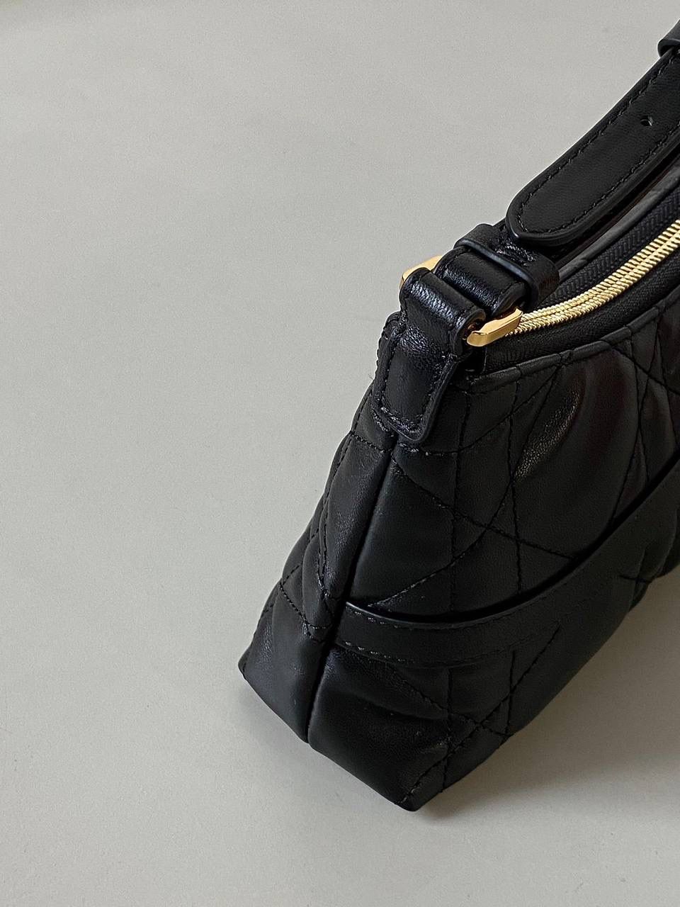 🈶黑色 𝐃𝐢𝐨𝐫 𝐦𝐢𝐬𝐬 𝐜𝐚𝐫𝐨水饺包 喜欢腋下包的有福啦！ miss caro系列的这款迷你单肩包 性价比极高，线条自然流畅 看着虽小，但装promax还绰绰有余 很适合日常出门、通勤、出游、轻装上阵 极尽优雅！ 23×13×6cm #💰118005m