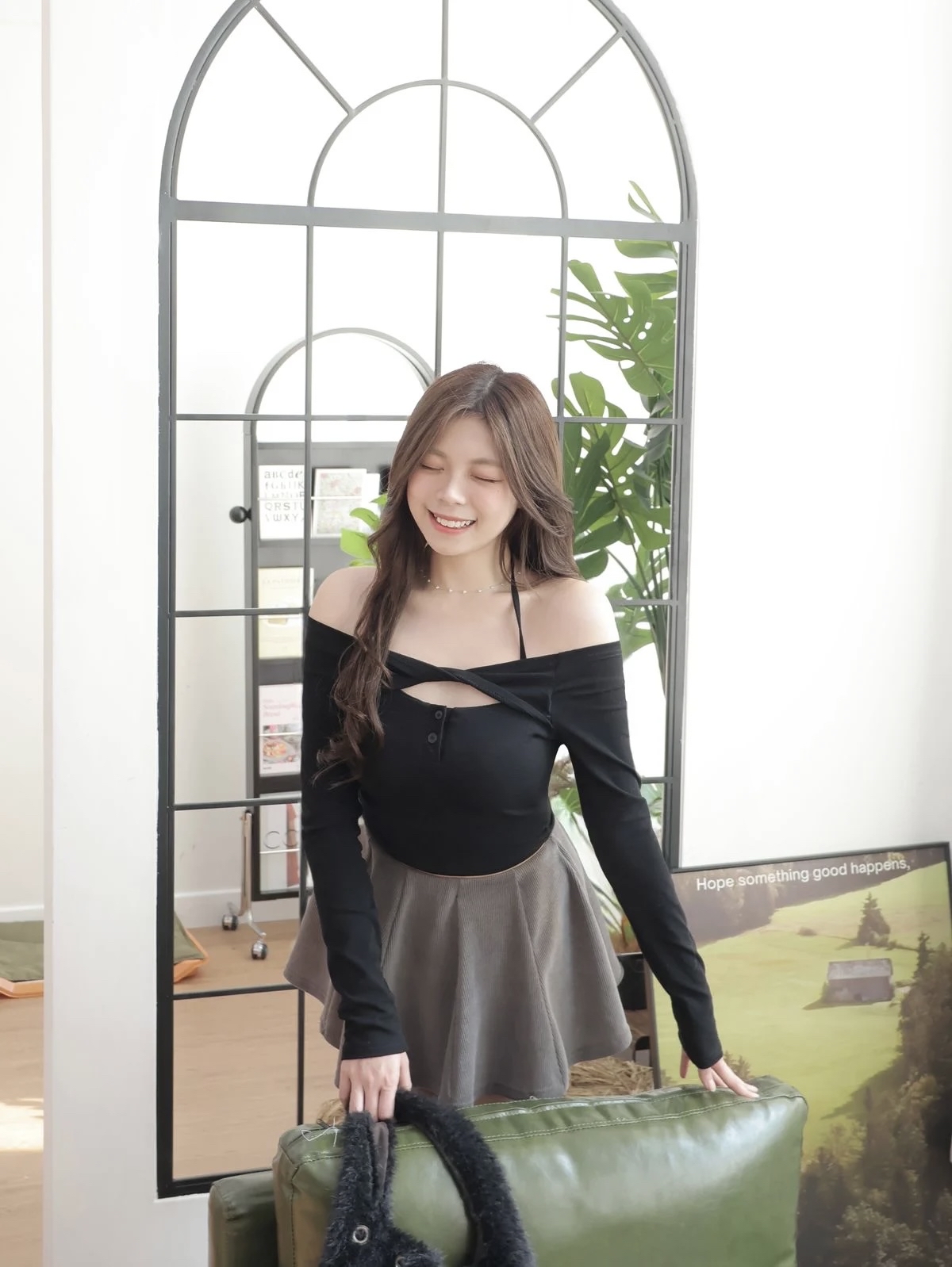 【 ⋆⚡️🖤回頭率100✨小心機 & 方便性兼備！鏤空扭結掛頸連PAD上衣˶˙ᵕ˙ )ﾉﾞ】 Psycho Twist Crop Top(三色入)