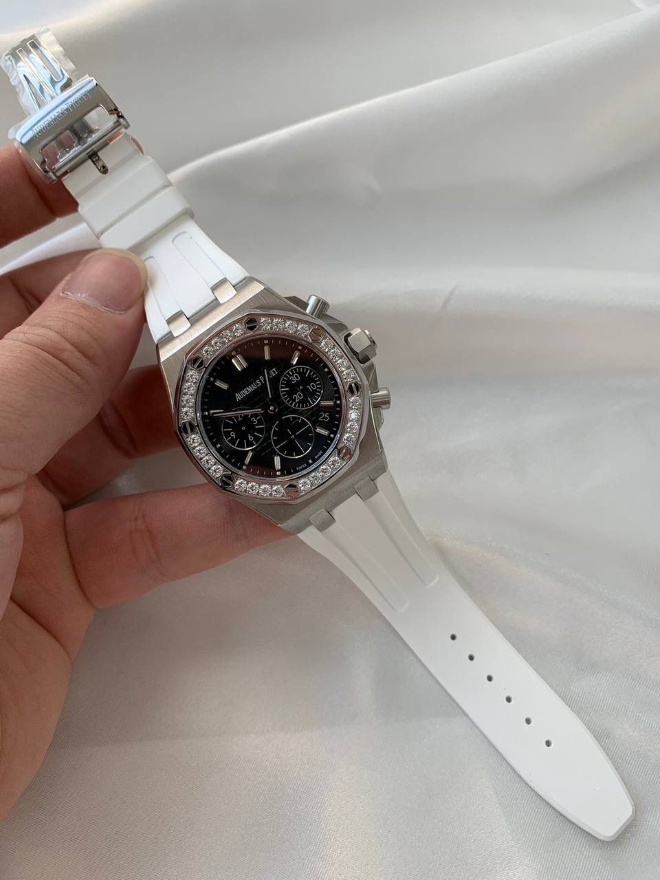 爱彼女款、小红书爆款，喜欢大表盘的女生、必备款，表盘37MM、蓝宝石防刮花玻璃，316精钢表壳、纯手工镶嵌32颗莫桑钻、搭配瑞士多功能石英机芯精准走时，表带采用进口橡胶工艺，佩戴舒适不过敏、折叠扣设计，佩戴便捷，数量有限，先到先得，多种色系，穿搭任选！