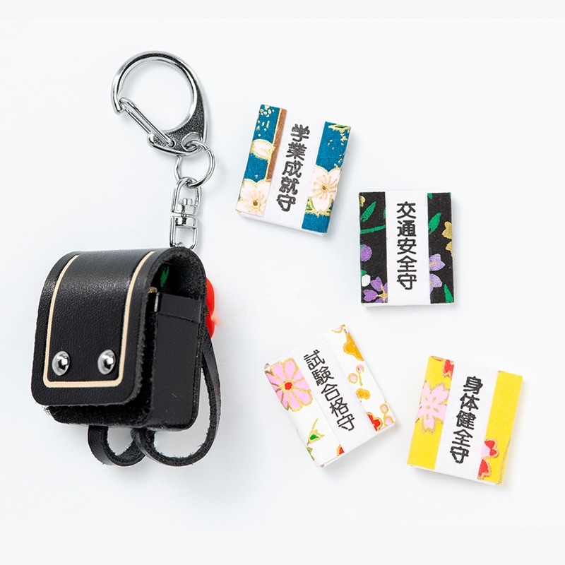 【日本白崎八幡宮】【日本書包形狀的迷你護身符(黑色) + 一個書本形狀的護身符】 