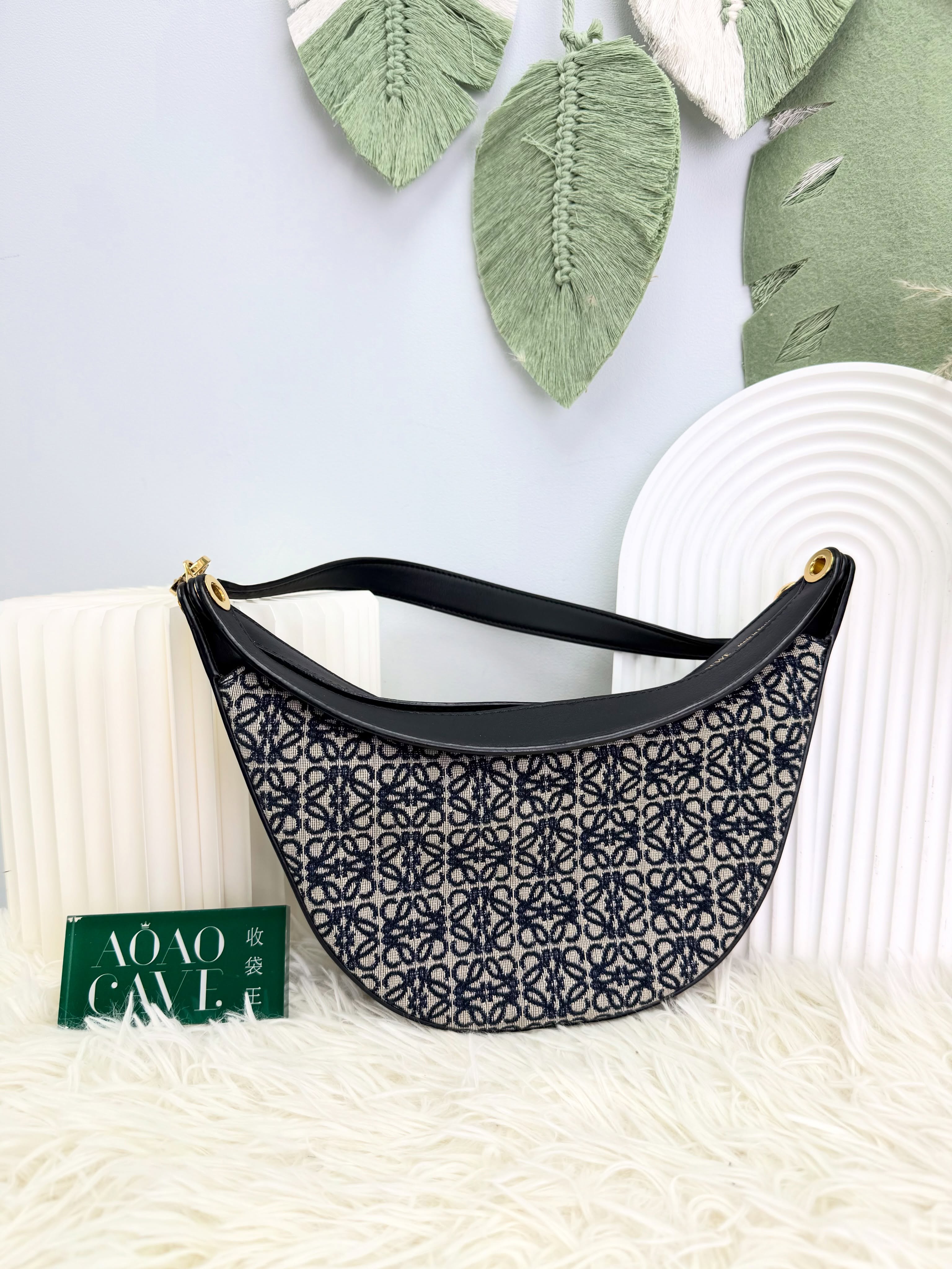 Loewe👜 PRE OWNED 🛍️黑色老花刺繡 Luna半月包 Small Anagram🖤 