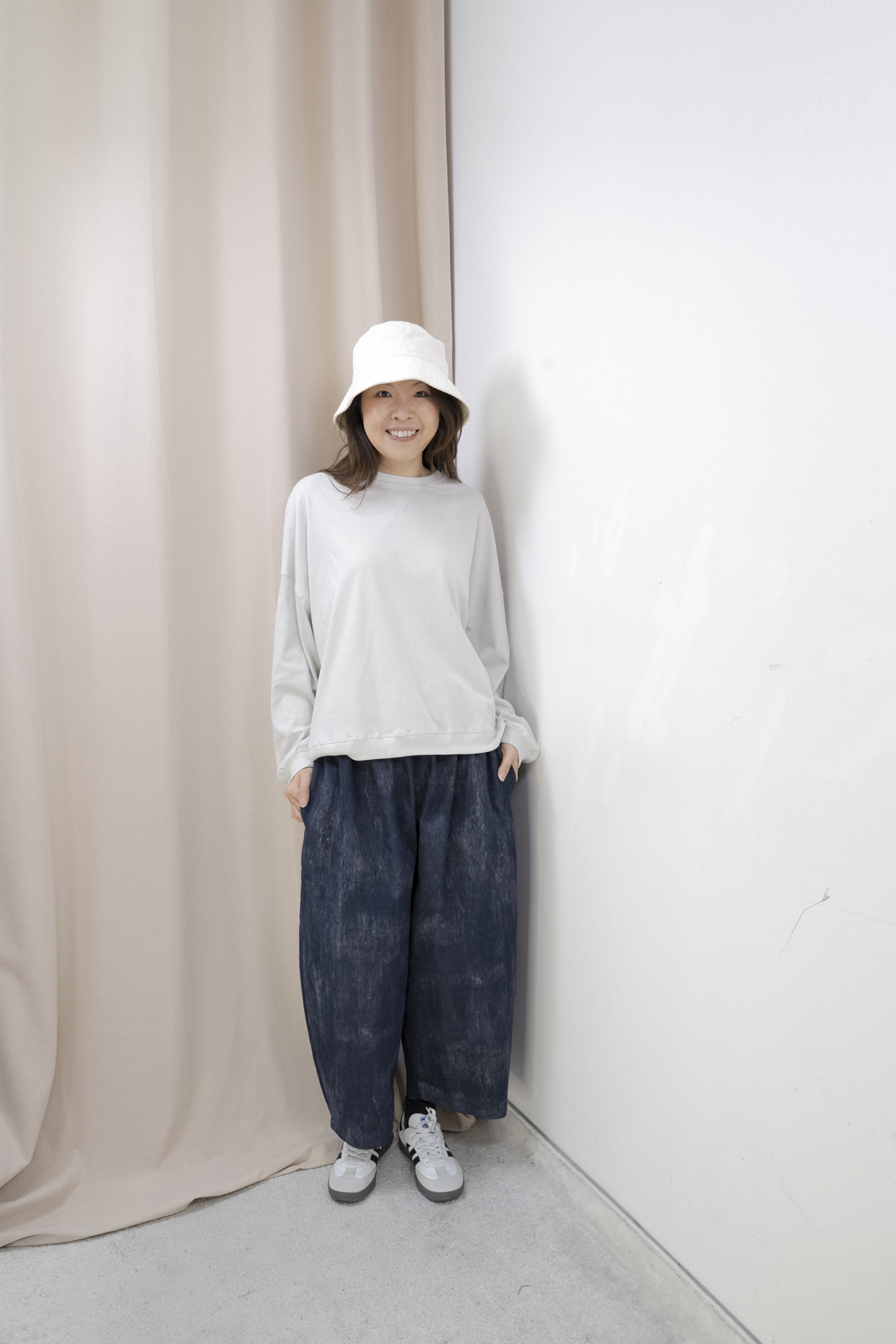 輕軟薄倒三角造型明線上衣（米灰色）