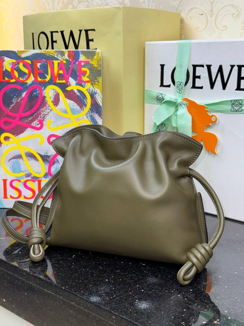 全新升级—𝙁𝙡𝙖𝙢𝙚𝙣𝙘𝙤出货啦✅ ❤️升级版福袋正面新增品牌烫金𝙇𝙤𝙜𝙤代替压印𝙇𝙤𝙜𝙤，肩带加宽同时增加两侧狗扣五金代替原本皮穿扣肩带，精致又便捷🥰 ❤️独家定制皮料五金，小牛皮皮质手感十分柔软且耐用，肩带🉑拆卸🉑调节，多种背法任你选择，容量超大，日常出行必备😍 ❤️独家品控，完全对版细节，全套礼盒🎁包装给你满满的仪式感🥰 迷你尺寸：𝟐𝟑.𝟗-𝟏𝟖-𝟗𝐜𝐦 款号：052030深卡其绿/新