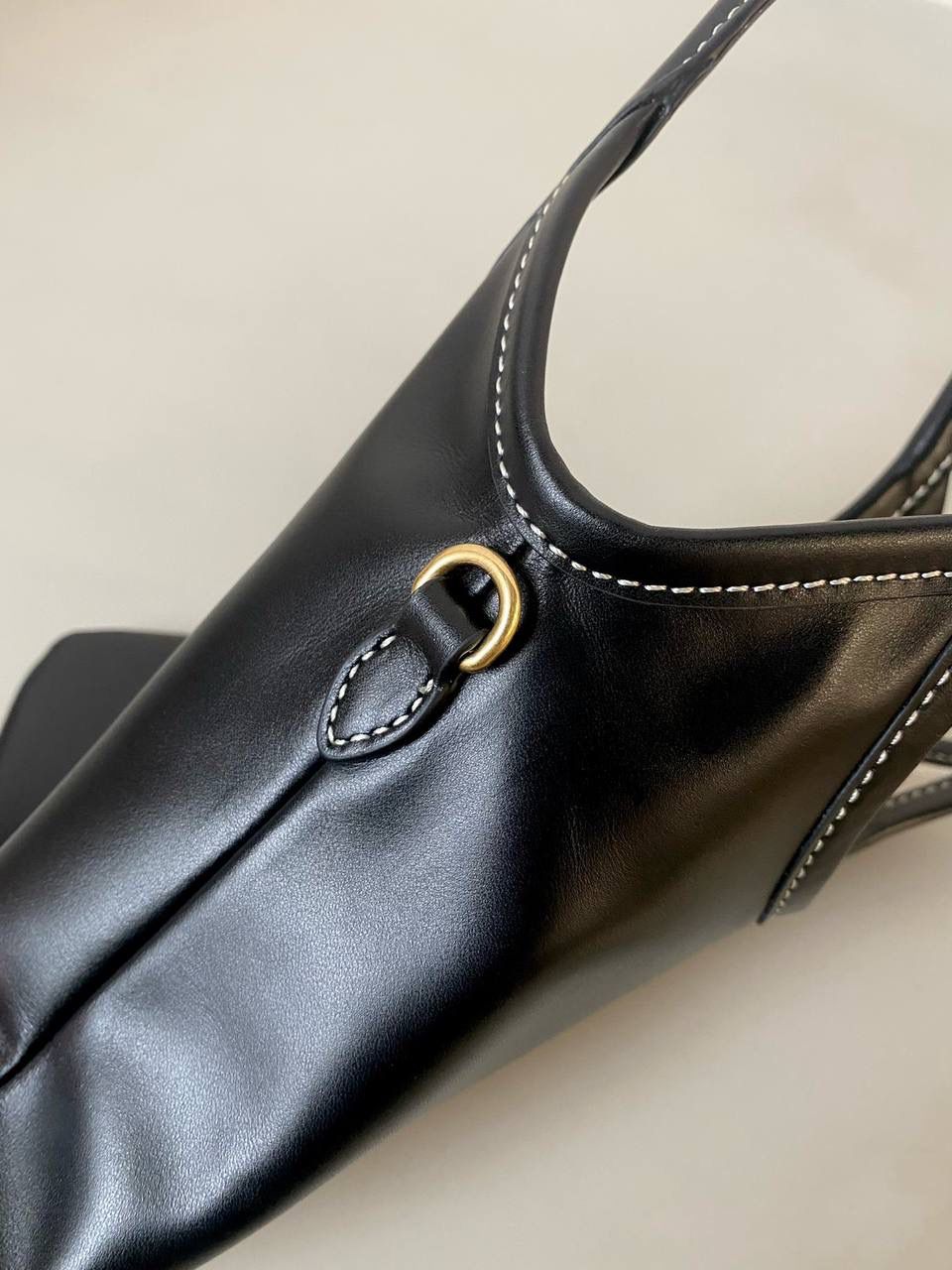 🈶黑色 𝗠𝗶𝘂𝗠𝗶𝘂托特 缩小版的ivy来噜 真的是除了可爱还是可爱！ 感觉谁背都是萌萌哒hahaha～ 这种siza就不挑身高了，没有局限 还有肩带，除了手拿斜挎也巨好看 容量小包里算不错的了，日常外出足够，能放pro max 20×24cm #F0110m