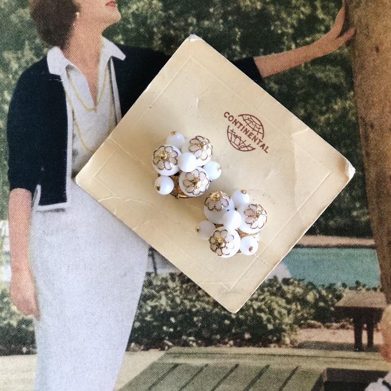 Vintage C.a. 1960-70s Canadian Continental Milk Bead Clip Earrings On Original Card(MT1100-8)