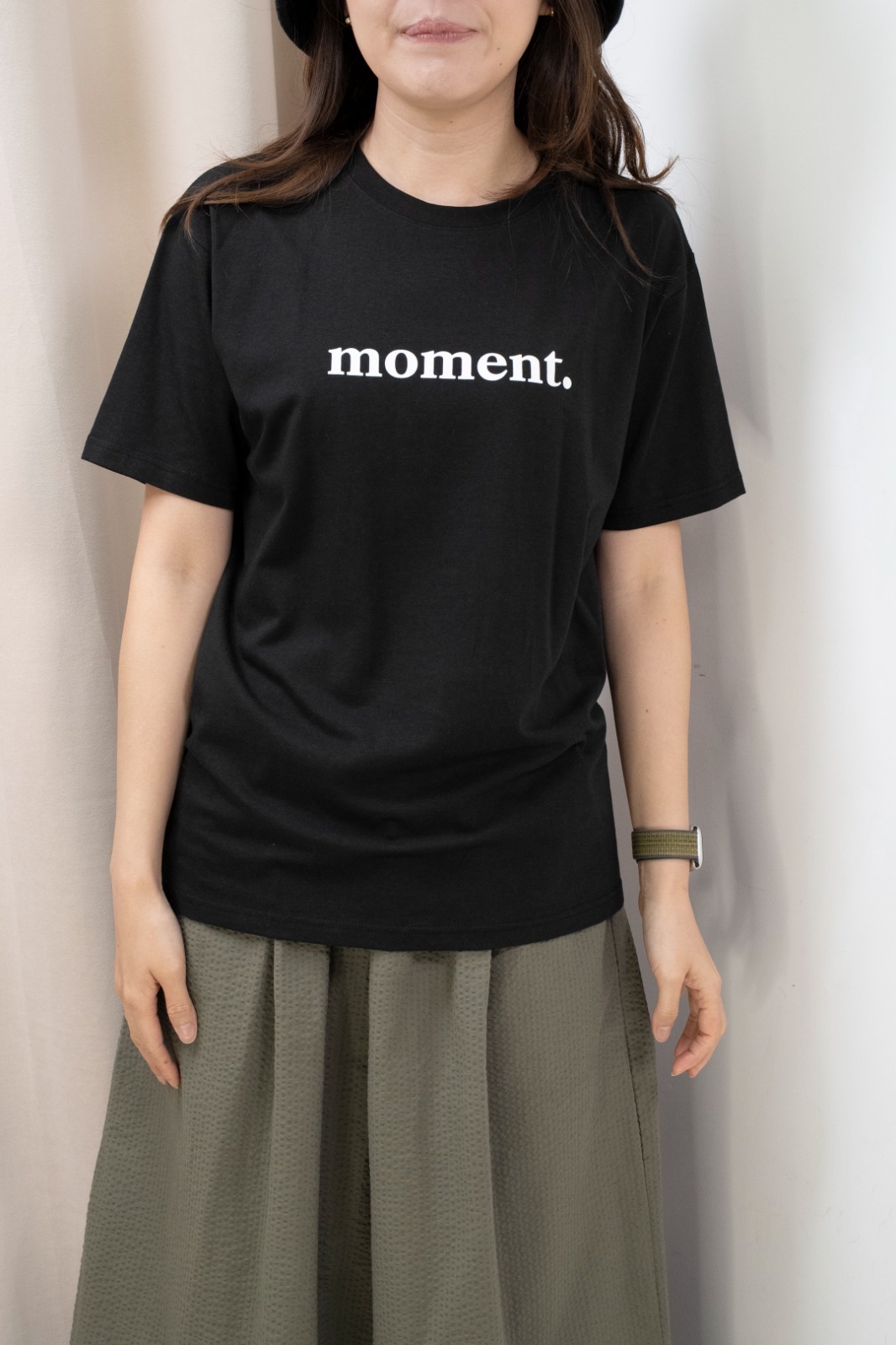 Moment 文字軟彈Tee（黑色）