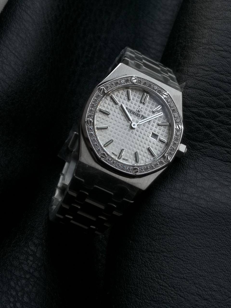 表壳厚度为7毫米，整体较为纤薄，使腕表佩戴起来更加轻盈，不会给手腕带来过多的负担。 皇家橡树67651延续了标志性的八角形表壳，展现了爱彼独特的工艺美学。每一处细节都经过精心雕琢，体现了品牌对完美的追求。 指针经典：采用皇家橡树指针，这种指针形状独特，宽大且线条流畅，具有较高的辨识度，与表盘的整体风格相得益彰，为腕表增添了一份优雅与大气。