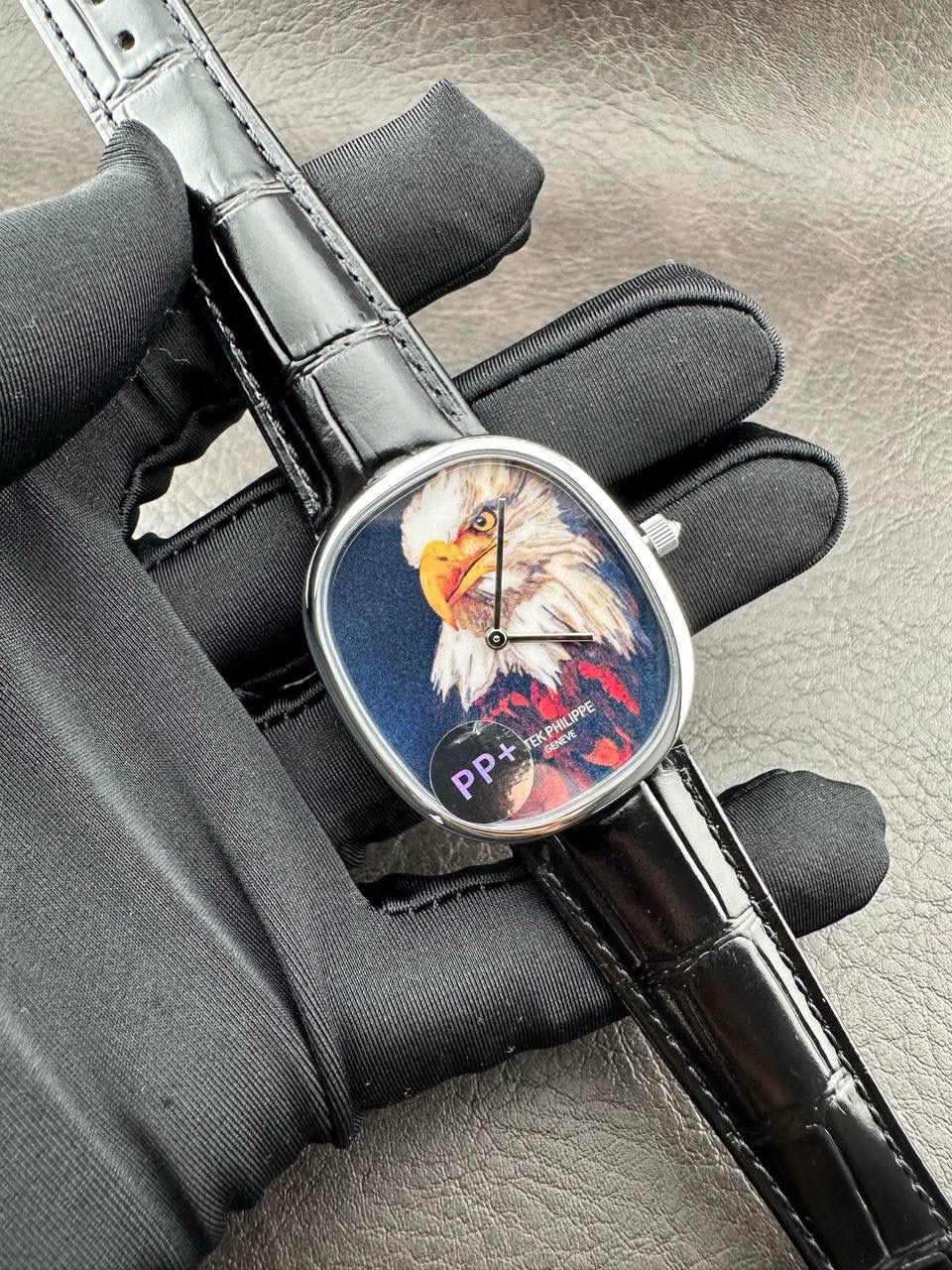 PP➕ Factory2025新品首发｜百达5738系列 68克配重版 复刻经典，更胜经典——GOLDEN ELLIPSE 黄金椭圆腕表重磅登场！ ✅ 黄金分割美学重塑：遵循1:1.6181经典比例，34.5MM×39.5MM椭圆表径搭配7.7MM纤薄厚度，复刻古典韵味与佩戴舒适度。 ✅ 316L精钢表壳：介于圆形与矩形之间的别致椭圆轮廓，还原原版线条张力，质感细腻出众。 ✅ 3D立体云贝母表盘：专属浮雕打印工艺，折射神秘深邃光泽，告别市面暗淡平庸款，上手自带高光。 ✅ 定制进口小牛皮表带：21X16尺寸对版原配，搭配同型椭圆表扣，与表壳设计遥相呼应，贴合手腕更显格调。 ✅ 9015精准机芯：走时稳定精准，兼顾实用性与耐用性，日常佩戴无压力。 PP➕不做“远观款”，只为呈现最接近原版的真实佩戴体验——从细节质感 to 上手触感，每一处都经得起近距离审视，让经典韵味在腕间完美延续！