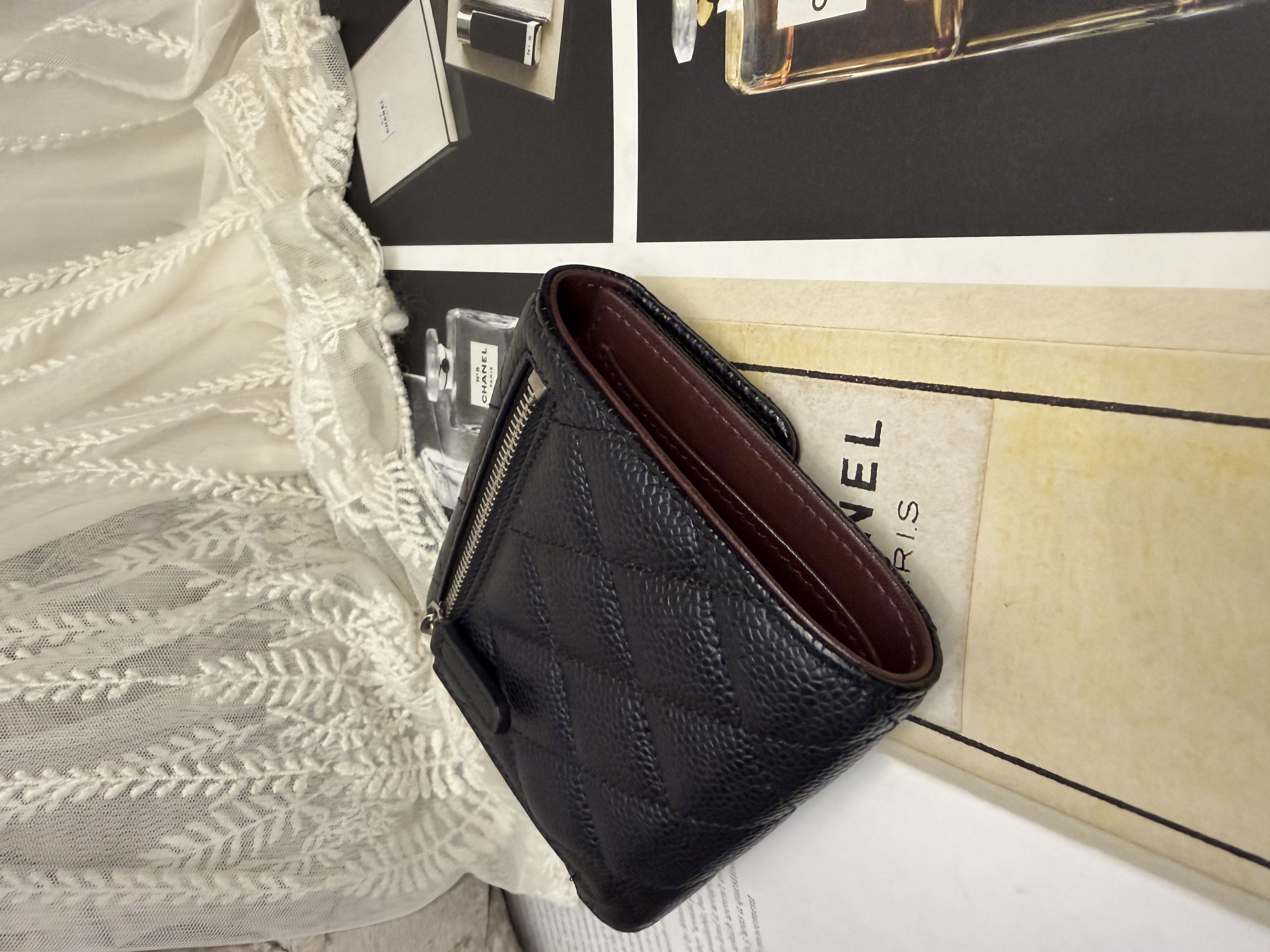 接近閑置 Chanel cc logo black caviar short wallet phw