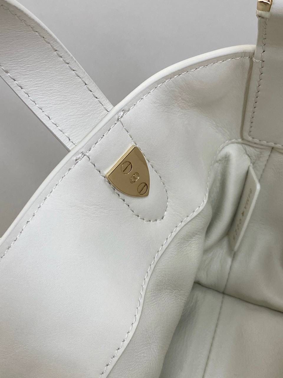 🈶白色，迷你 𝗗𝗜𝗢𝗥 𝗧𝗼𝘂𝗷𝗼𝘂𝗿𝘀新版竖款 火爆全网toujours缩小版来啦！ 看到真的心动得不行～ 实物就是常规迷你水桶大小， 真的可爱死 别说，包虽小但容量还挺大的 日常用品都能轻松装上 肩带长度也刚刚好，不挑身高 反正就是太乖啦！夏日必备 😍 13×15×12cm #M1272m