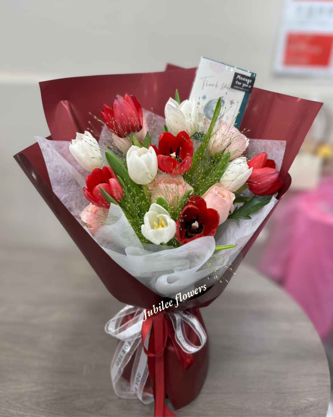 紅白色鬱金香花束