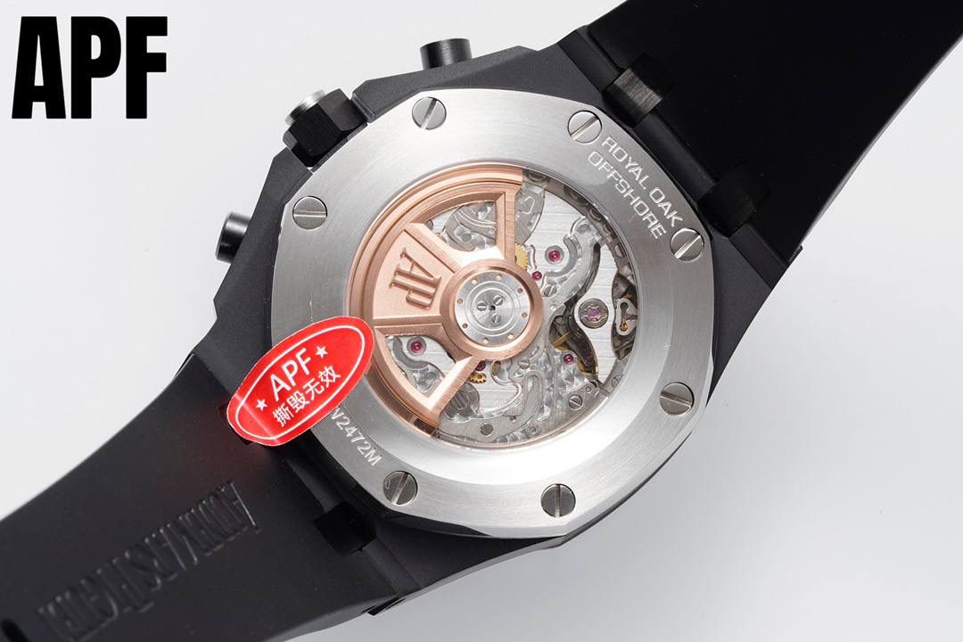 APF厂“新配色”爱彼皇家橡树离岸型26405系列陶瓷腕表 秒杀市面上所有版本“封顶之作 杜绝一眼假”在原有的基础上 潜心研发 突破壁垒 “打破原装封锁技术，同步原装独家计时码表款可松动头粒”使上手最大程度贴合手腕，大大提高了佩戴的舒适 同时也杜绝一眼假的尴尬处境。APF厂真正做到从每一个喜欢手⌚️的表友角度考虑 1. 表壳与圈口的选料，使用进口的氧化锆，无需任何颜料，以超高的压力与超高的温度锻造，形成超高密度的彩色陶瓷 2.采用最新CNC级别的打磨技术，将整个表壳的个个角度完美处理， 3.每颗六角螺丝都与表框处于同一平面上，不接受一丝一毫的凸显与凹陷，真正诠释了何为顶级复刻艺术 4.表盘以爱彼经典的大格纹为背景，层次分明的方格排列，经过完美打磨，将匠人的工艺体现的淋漓尽致 5.镜面采用双面蓝宝石镜片，天然橡胶皮带，6.机芯采用原装3126的计时机芯，十二位的小秒，6点钟位和九点位的12小时计时与30分钟计时，完美的还原了原版的所有功能，每块手表APF厂都经过人工QC确保机芯的稳定性，真正做到无可挑剔 欢迎各位 表友鉴赏💯🔥