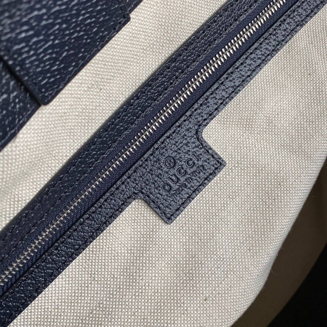 G631685:38/28/14cm！这款中号Ophidia托特包采用经典配色，红色和蓝色条纹织带为其注入魅力。新品采用了实用的全新造型并融入辨识度极高的设计元素，饰以织纹皮革滚边，顶端点缀双G配件‼️🎀