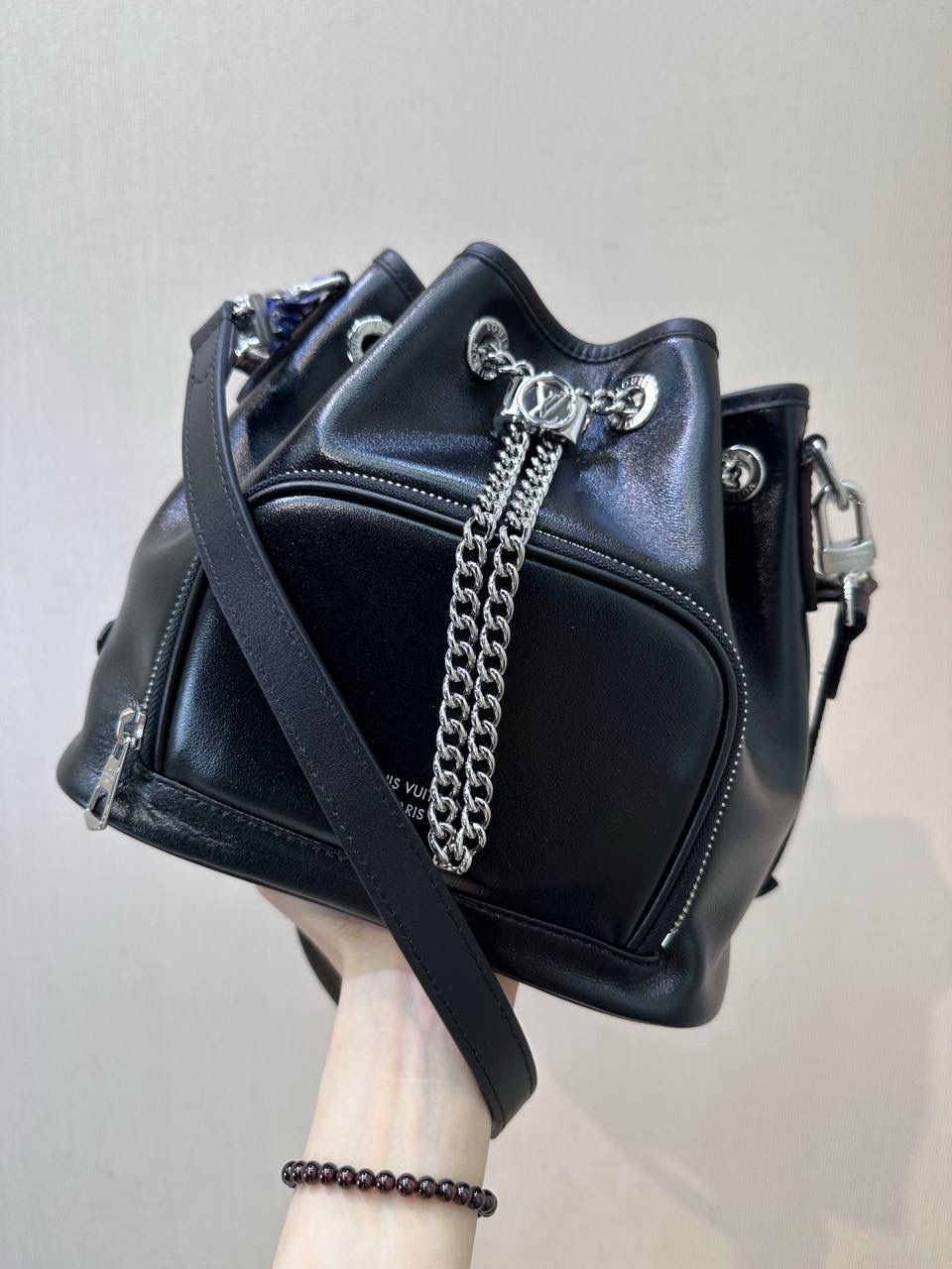 LV炫酷水桶包👜✨ 见多了 这么炫酷的还是第一次， lv本季最瞩目的一只水桶包， 以摩登摇滚型格 焕新经典Noé手袋元素， 正面凸出的拉链袋， 亮银色链条充当抽绳的设计， 将优雅灵动与时髦炫酷完美融合😍❤️