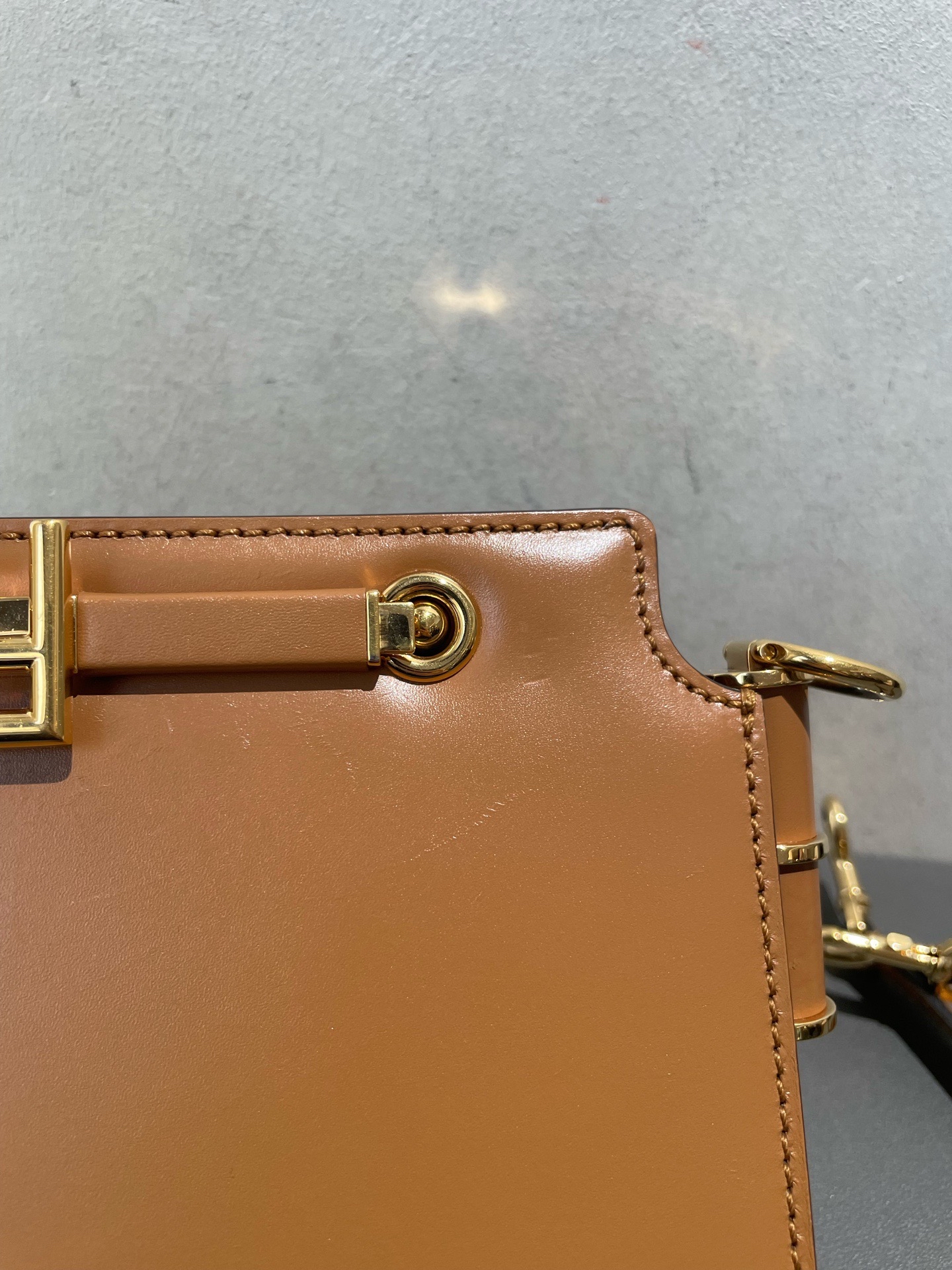 【預訂貨品】FENDI焦糖色金扣風琴包