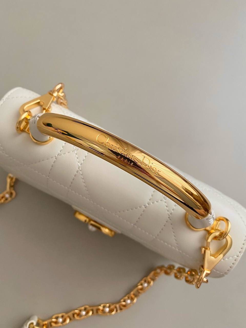 🈶白色迷你 𝐃𝐢𝐨𝐫 𝐀𝐧𝐠𝐞 𝗯𝗮𝗴手袋 这款颜值真的好看爆! 拿手上那种厚重的千金感’一秒沦陷 超大的CD 按扣、珍珠金属链条、和全金属手柄加上复古的包型、让整体非常精致 有种阳刚与柔美的酷时尚感 内里有隔层，可以很好的把私人物品归类 手拎手腕肩背腋下都可以 真的做到实用好看俩不误，超赞！ 20×12×5cm #💰115050m