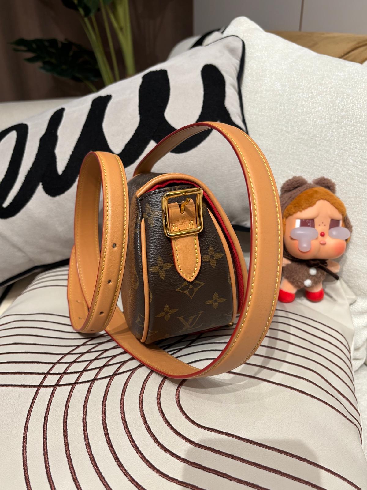 Lv tambourine crossbody bag 100%Authentic ,95%new✅dust bag