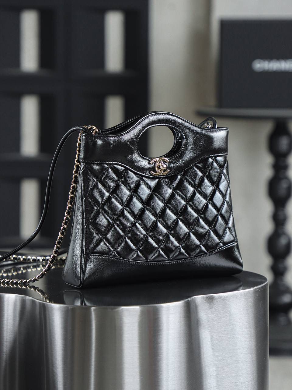 25Bag迷你肩帶可拆卸鑒定版👜 一包一碼 支持全球鑒定查驗身份證原廠專G Bonaudo皮料過關清單資料可査詢 31bag mini鏈條換成可拆卸的成了最大的亮點！ 油蠟羊皮質感真的好高級，可手提可斜挎，又美又颯！ 五金：全鋼淺金扣 皮料：Bonaudo油蜡小羊皮 尺寸：22*23.5*5.5cm