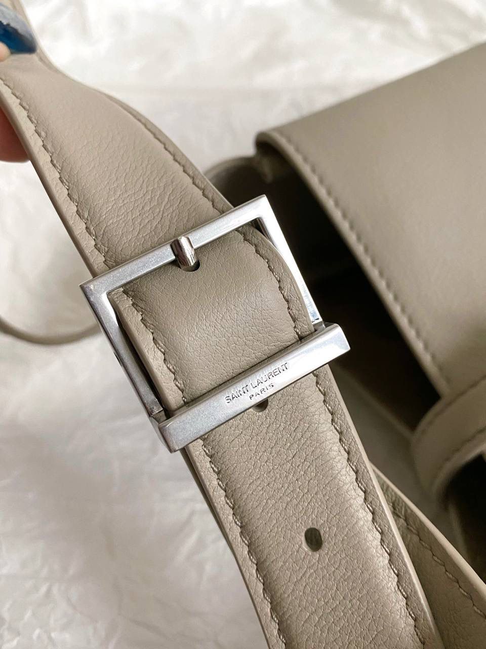 【已更新最新细节⚠️】 ys1 hobo bag腋下包海盐色(银扣)🦙 大爆款🔥我和你们说，这只包看着普普通通 但是上身是真的很好看！ 第一次看到他们家有这种慵懒的腋下包 整个包都是柔软的原厂胎牛皮 又轻容量又大，真的很～～好背 这只包的灵魂在于圆滚滚中又有型 市场很多做得太挺括硬朗，那种货打咩啊❌ ZP开发⚠️全套包装哦～ 23×22×8.5cm713938m