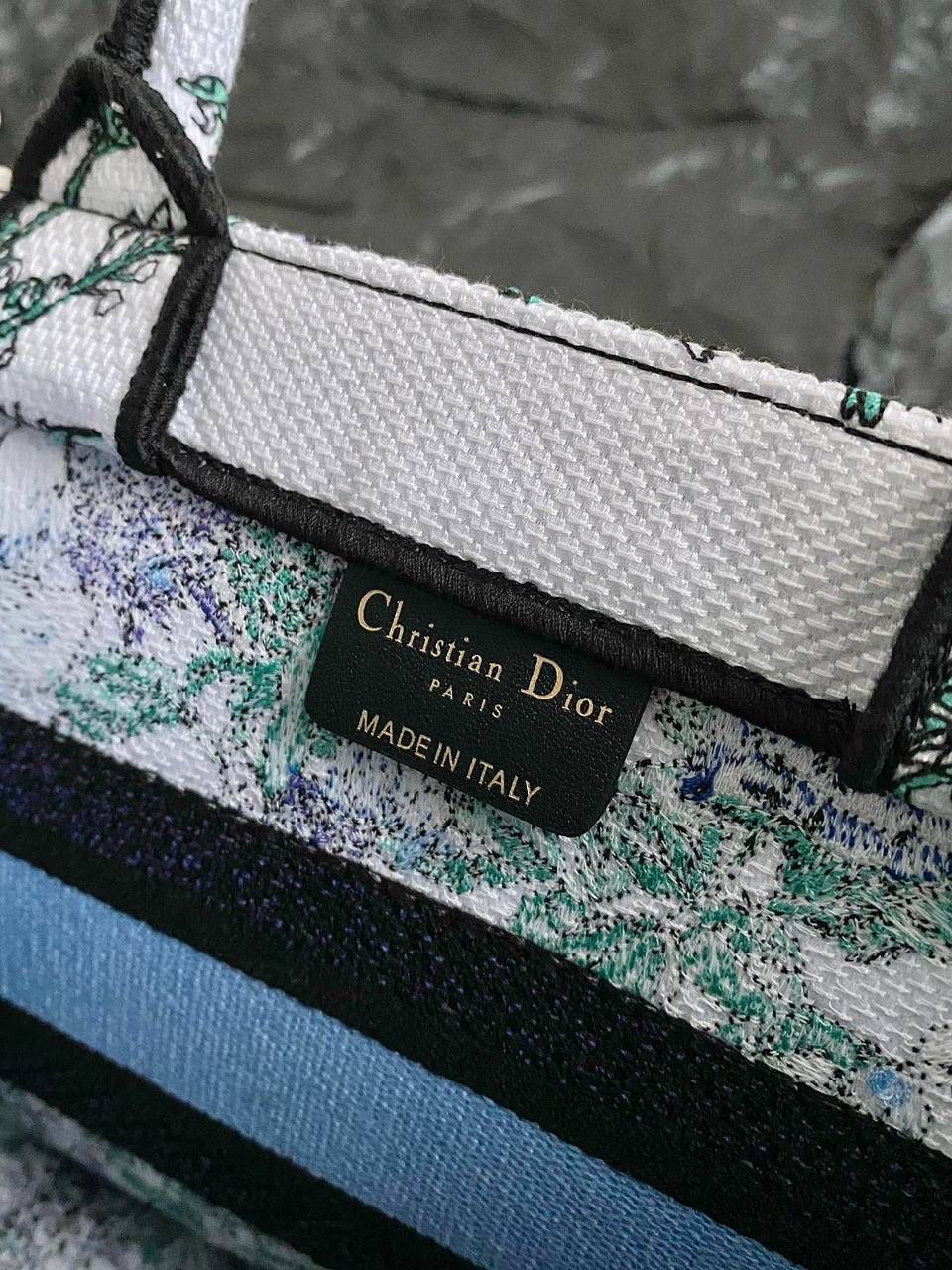 🈶蓝白花卉，小号 𝗖𝗗 𝗕𝗼𝗼𝗸 𝗧𝗼𝘁𝗲 23最新购物袋 白色底，蓝色与紫色映衬的花卉和绿叶 几分漫而梦幻的氛围气息，清新活力 给人一种愉悦，治愈，纯净美好的感觉✨🏖️ 温柔又自由的蓝，不急不躁的态度很微妙 拨动心弦的花卉世界，一定不要错过！ 26.5×21×14cm