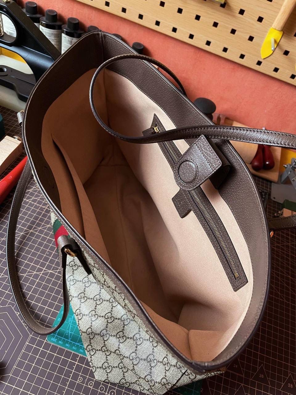 🔘ophidia系列中号gg购物袋（可自由出入专柜） 回顾近几年当红的购物袋不难发现多数都是以简约设计为主，简单但又百搭，ophidia系列的购物袋就能应变千变万化的时尚风格，利用红绿织带来点缀低调质感的外观，添加独特性及辨识度。包身皆是以柔软的正厂同源皮革制成，做工细节十分精致，不输zp，版型做工都经得起推敲，正厂超细纤维衬里麂皮，纤维结构紧密，不轻易起球，耐磨性强。我们超强工艺背景下满足的性价比能让更多宝宝毫无负担的拥有它，大容量的设计也能满足重视功能性的你们‼️ 尺寸：38x28x14cm 🔍款号：631685