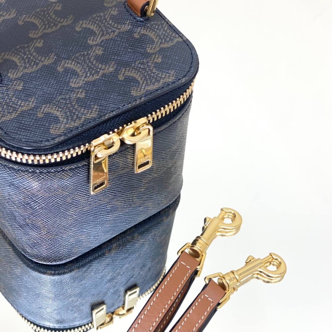 🔥大货实拍图 𝗖𝗘𝗟𝗜𝗡𝗘 ♥ 𝗧𝗥𝗜𝗢𝗠𝗣𝗛𝗘迷你小方盒 型号：10J762 尺寸：9.5*8*9cm CELINE女孩盲冲新款迷你小盒子，可爱到💥，夏天搭短袖，冬天配大衣，都是随手一拎就可以出门，到手就是大写真香～