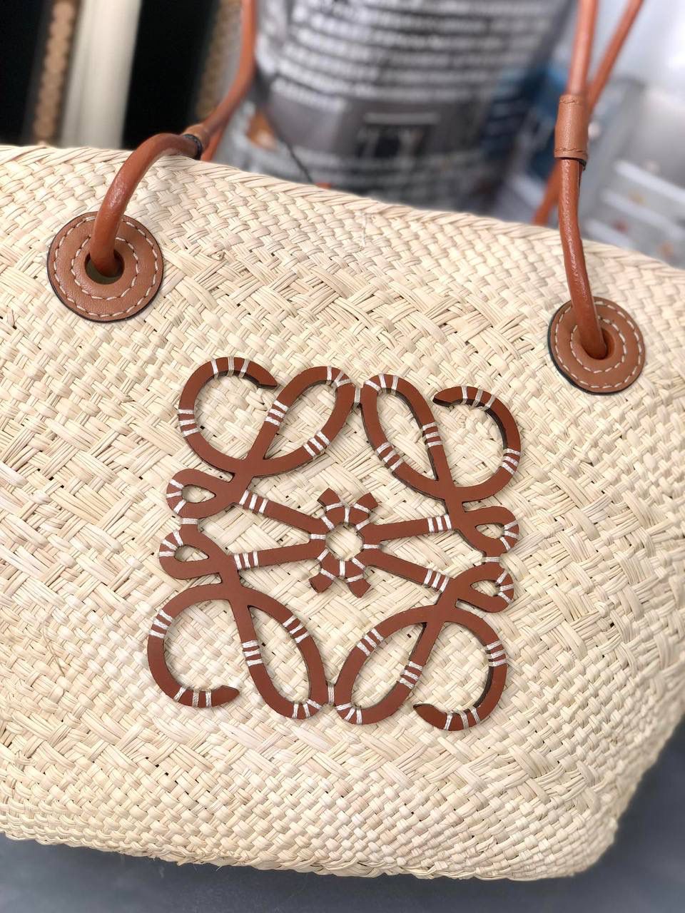 𝑨𝒏𝒂𝒈𝒓𝒂𝒎 𝑩𝒂𝒔𝒌𝒆𝒕 菜篮子🧺小号 面料：进口棕榈纤维/牛皮 颜色：原色/棕褐色 编码：65214285【该尺寸配防尘袋】 尺寸小号：34-13-16.5cm 尺寸中号：46-15-24cm （下单须知：‼️由于天然纤维材料特别，日照时间长短不同，颜色会略有变化，纯手工制作，每个包的尺寸也会所不同‼️） 传统篮子手袋，带有经典手工编织包身 管状牛皮带子，Anagram压纹，天然进口棕榈纤维制成，纯手工编织成型。 两个皮条装饰，无衬里（防尘袋可做内胆包）
