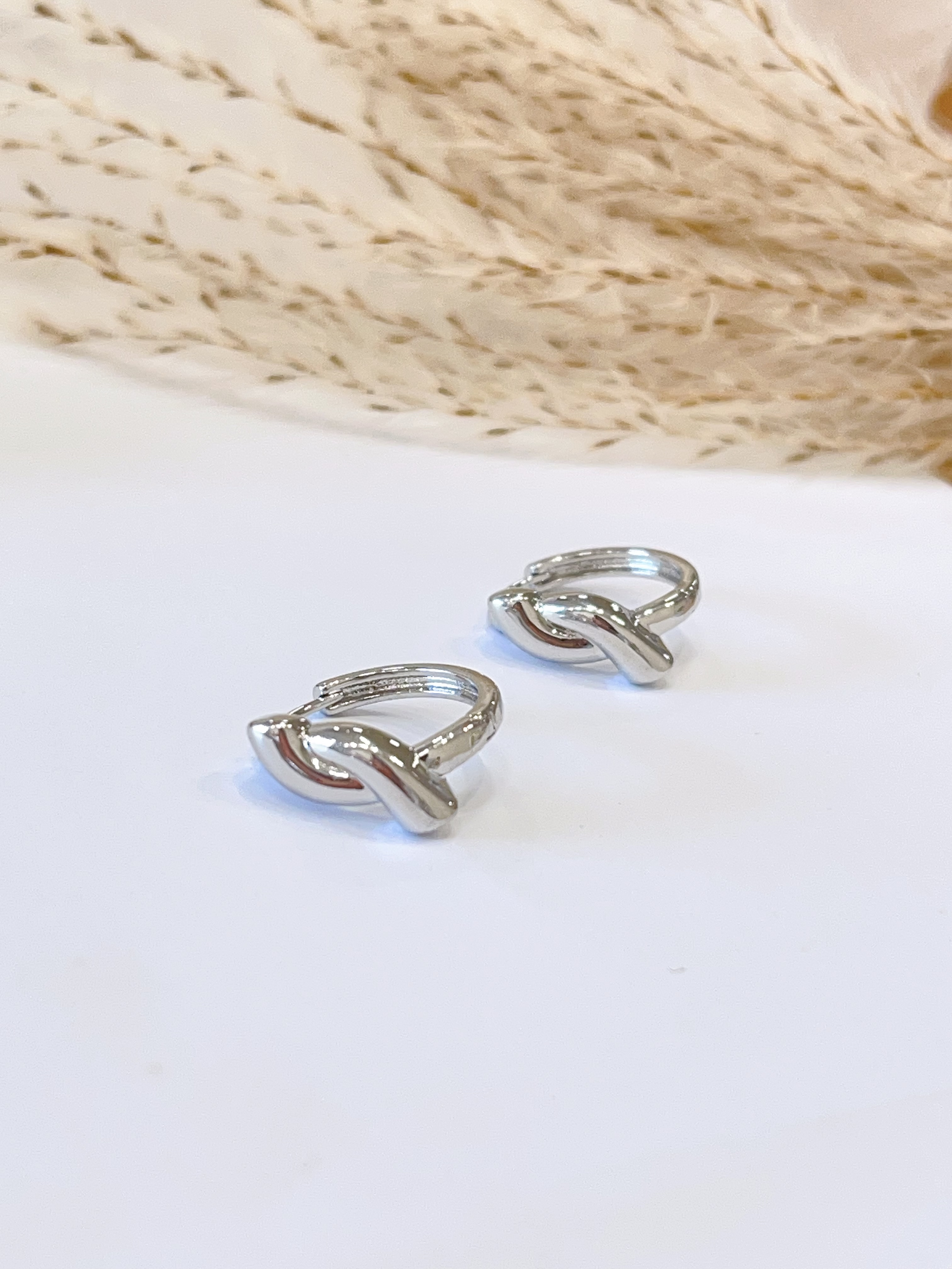 简约里的小心机打结素面耳环