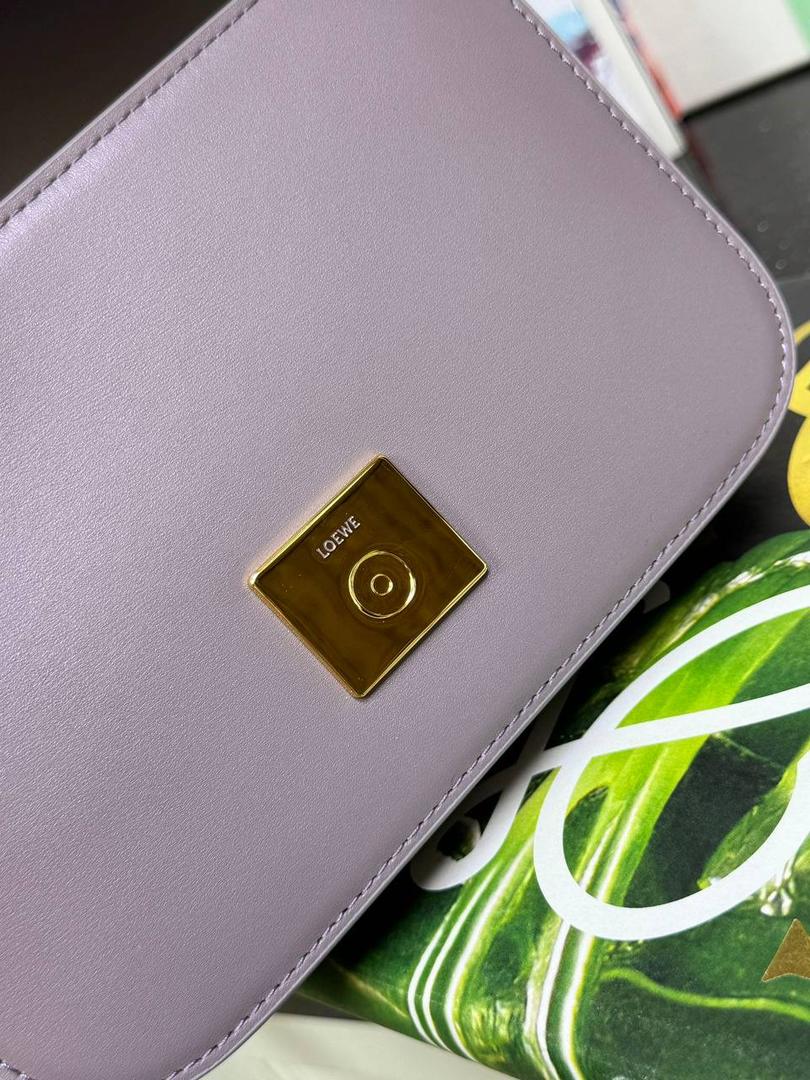 🎈单色釉𝘎𝘰𝘺𝘢*缎面皮 —【藕粉紫釉到货✅】 尺寸：𝟏𝟗-𝟔-𝟏𝟑.𝟓𝐜𝐦 编码：262123 【配全套礼盒】 ✅汲取古代单色釉瓷器色彩灵感，全新打造𝘓𝘰𝘸𝘦*单色釉系列。该款采用缎面丝绸牛皮搭配内里纳帕羊皮，手感丝滑细腻。正面立体膨胀𝘈𝘯𝘨𝘳𝘢𝘮 𝘓𝘰𝘨𝘰设计搭配陶瓷小兔子挂饰，堪称时尚界的艺术品。 ✅磁扣开合，内部3个隔层设计，以及按扣和背面小侧袋，收纳方便➕安全感满分，能装，好搭。