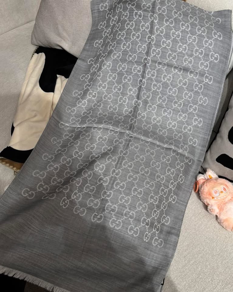 Gucci scarf 羊毛頸巾  100%Authentic unused 全新未使用品