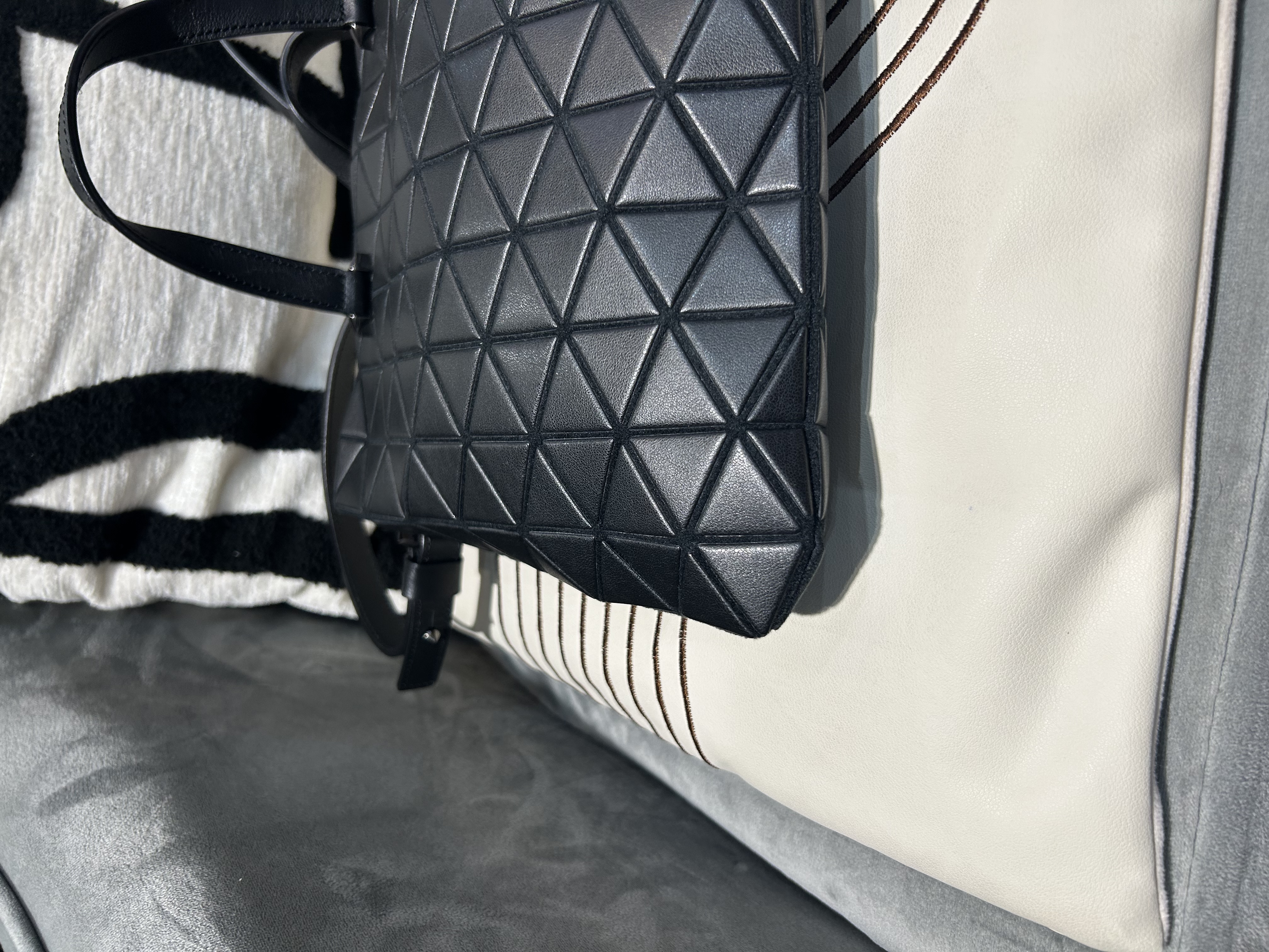 Issey Miyake Bao Bao Tonneau Matte Crossbody Bag 啞黑色牛皮