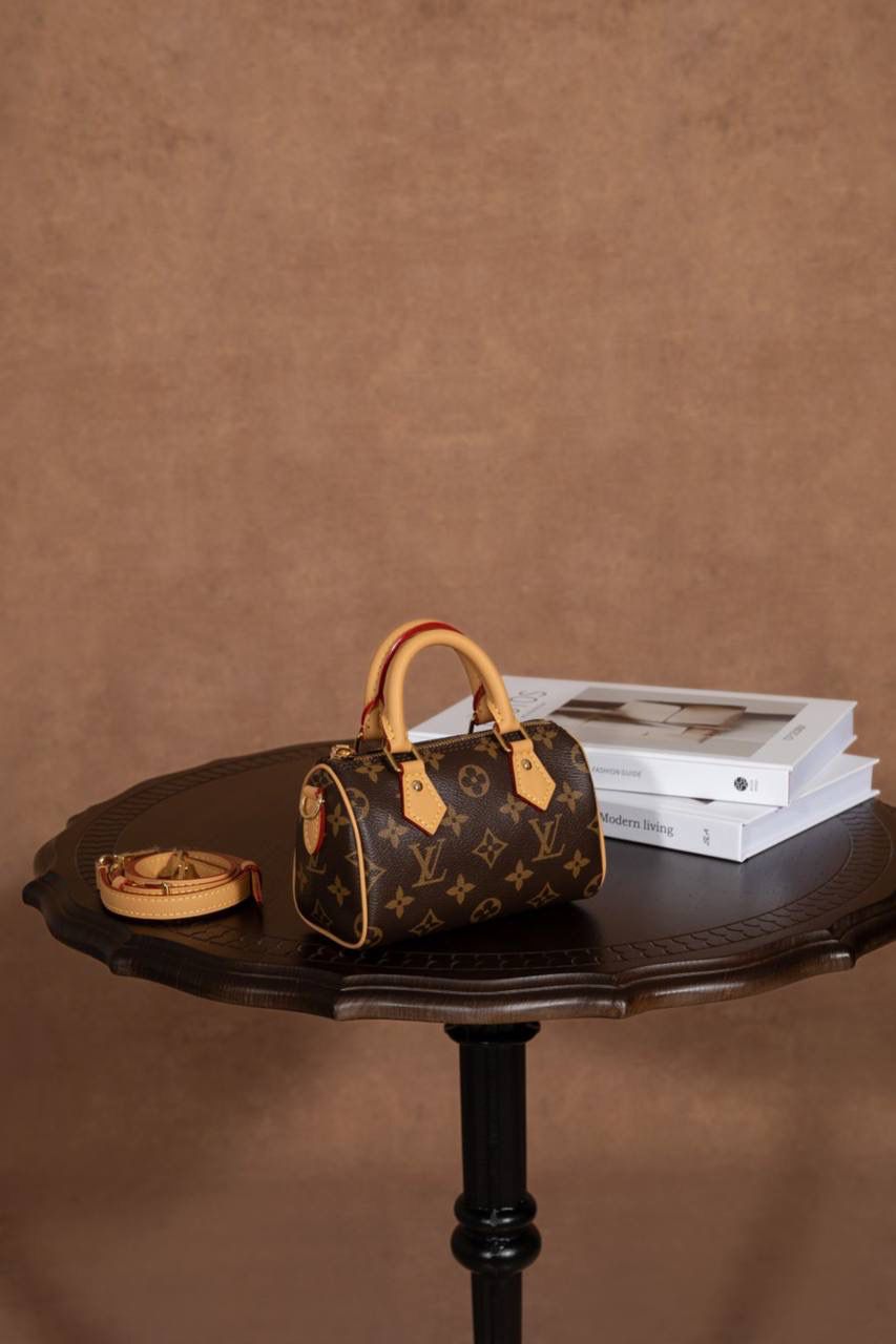 LV 枕头包🎀 这款 Nano Speedy 枕头包， 真的一眼就会被迷到 😍✨ 是 真正原厂级品质，ZP 正品级， 从材料、五金、车线到油边， 全部都用 正品级原材料，质感很稳很放心 👍