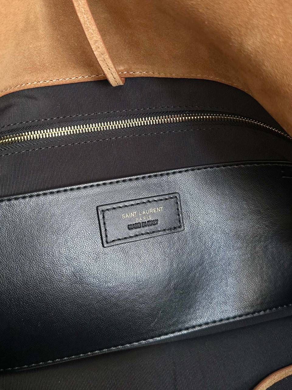 销量王🔥 ys1 jamie羊皮链条大包 麂皮棕 第2批到❗️这个羊皮，zp是微微珠光感的 市场上现在出的都是哑光的羊皮 背出去可以说是一眼jia🥲 小包用不对版或者差一点的皮还说能浑水摸鱼 但是大包真的不行😂 要不是为了等这个正确版原厂皮 我们早就出货了！还有五金也是全部等对版的 包括小小的一个鸡眼，一点都不能马虎 需要高品质的bb跟我走，不会错！ 43×29×9cm742431m