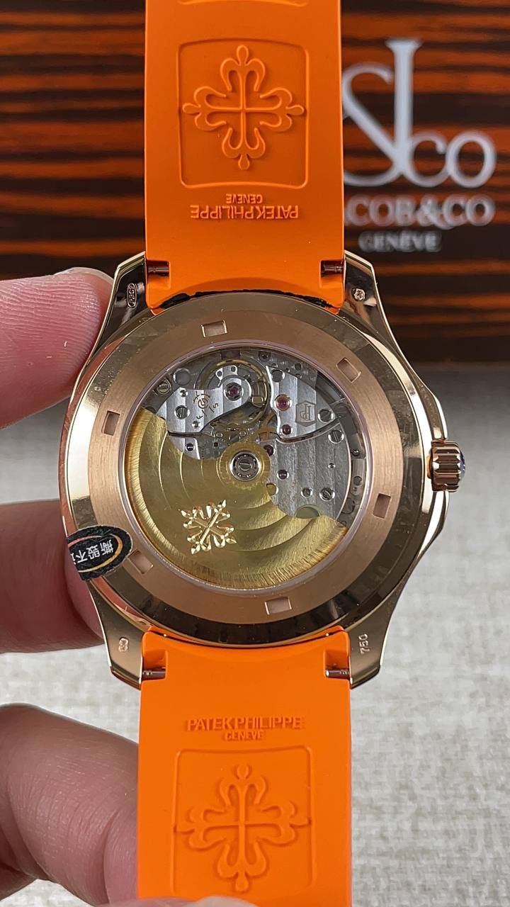 🌐百达翡丽AQUANAUT系列5167R-001腕表，红金表壳搭配橙色天然橡胶表带，深棕色表盘，搭载Cal.324 S C型自动机械机芯（编码26-330），40毫米。🌐