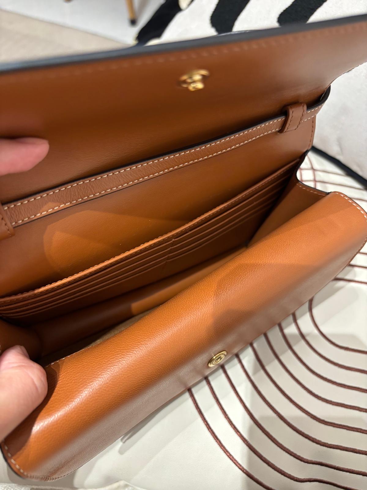 CELINE clutch with strap Triomphe Shoulder bag,100%Authentic, 98%new  ✅防塵袋 