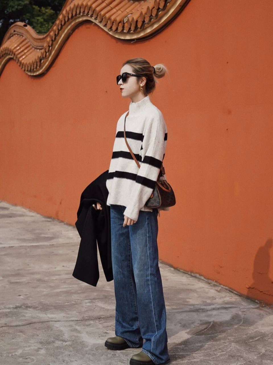 🔥大货实拍图 𝗖𝗘𝗟𝗜𝗡𝗘♥𝗧𝗥𝗜𝗢𝗠𝗣𝗛𝗘小号波士顿 型号：197582 尺寸19.5*14*7cm 别再只买LV speedy了！Lisa同款Celine枕头包来啦！凯旋门老花感觉更复古，更年轻一点～这个季节搭配棕色系，格子外套都更提升复古味，肩带🉑️拆卸可调节，背法多样，会是日常使用频率很高的一只小可爱😉