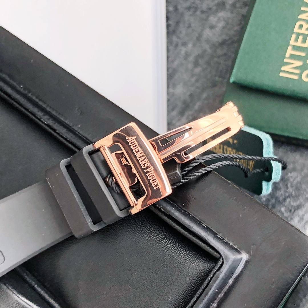 全网女神看过来😍😍这款爱彼女表才是最具有性价比的… 爱彼皇家橡树系列型号67601石英腕表，皇家橡树系列独有的八角形外观还拥有爱彼独特的设计风格也将女士优雅风格融入其中，深受女明星们的爱戴，即使只有33毫米的小尺寸，也将爱彼独有的纯净美感与刚毅线条展现的淋漓尽致💝💖💘而镶满钻石的表圈也为佩戴的女士增添了更多的柔美。（32颗1.6明亮式切割美钻，总重约0.65克拉）巴蒂镶嵌一枚半透明凸面蓝宝石，搭载瑞士进口石英机芯，拥有实用的日历显示功能，女士们佩戴起来不会显得沉重 ，配专柜最新全套包装发货！这种货一般数量不是很多哦