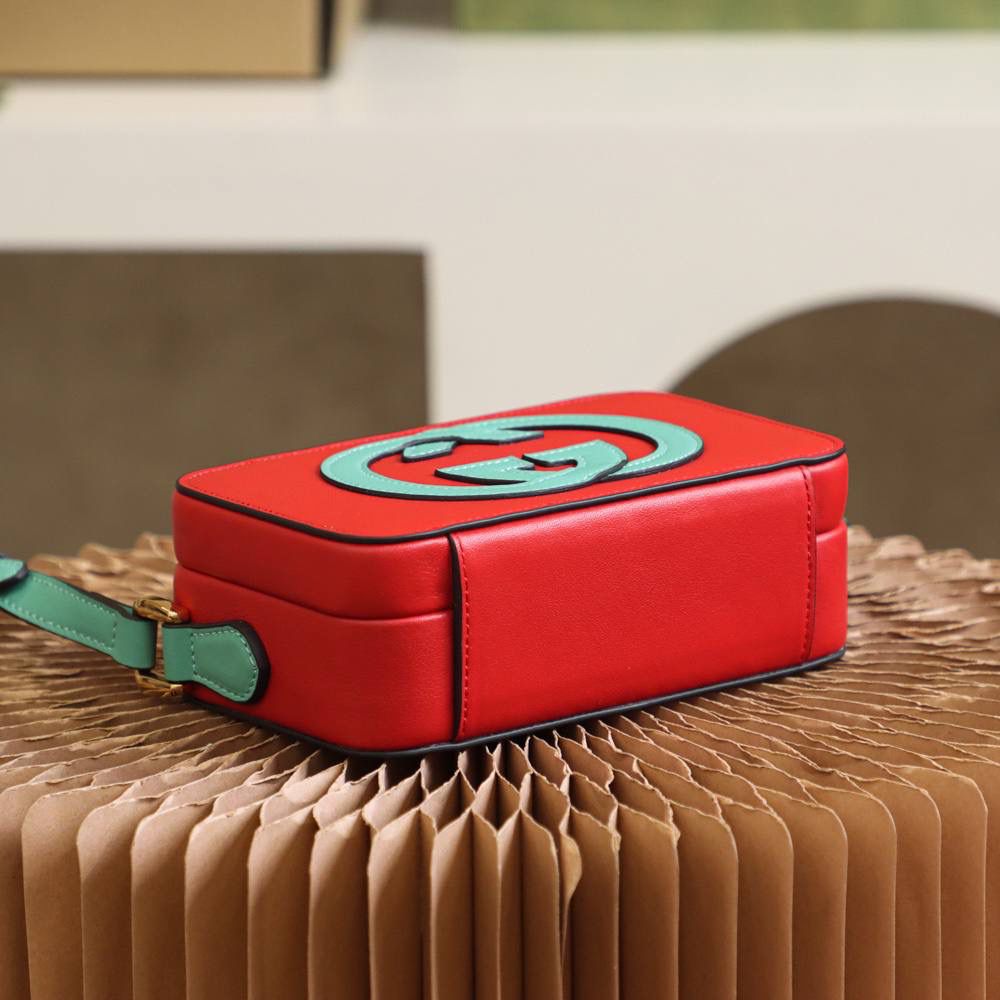 ▪️ 𝙂𝙂盒子包 高级感撞色设计#658230#▪️ ✔️尺寸：17*10*5.5cm 小古新品𝙂𝙂撞色设计盒子包， 这一届的新品太让人眼前一亮了， 撞色的设计搭配盒子包造型， 自带可爱少女气息，竟然附带一丝复古元素！ 盒子包造型搭配经典的𝙋𝙖𝙙𝙡𝙤𝙘𝙠系列锁扣， 可爱的元素搭配经典的搭配融合得恰好！🌈 爱了，双𝙂增添了当代时尚格调！