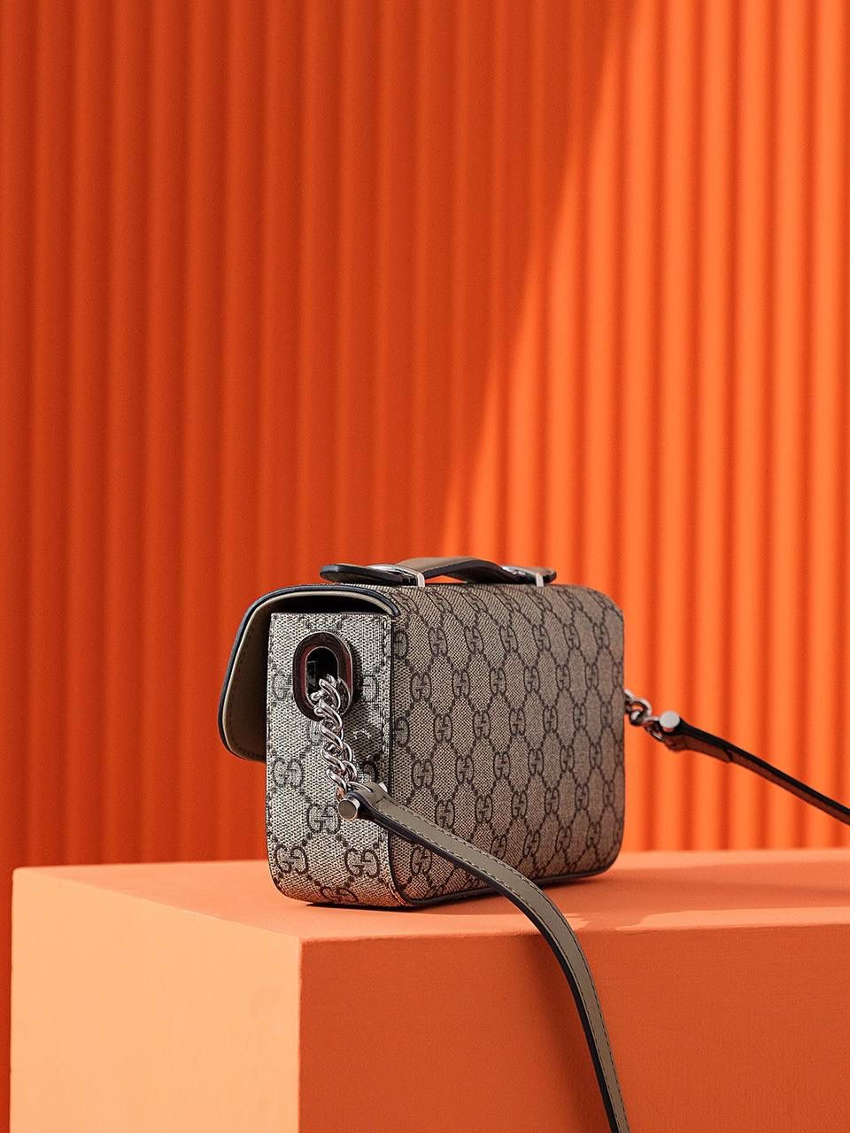 𝐏𝐄𝐓𝐈𝐓𝐄 𝐆𝐆系列# 739722# YY#😍😍 ❐ 尺寸：21*10*5𝐜𝐦 ❐ 𝐆𝐮𝐜𝐜𝐢 𝐏𝐞𝐭𝐢𝐭𝐞系列呈现出极筒主义的美 ！ 复古的设计 简约的线条感以及精致的双G锁扣，让整体的包包散发出了落落大方的气息！ 任何场合、任何风格的搭配它都能给你体现出不同的感觉！ 多种背法，容纳量也是非常🉑！ 日常搭配打理最佳选择，必入款！