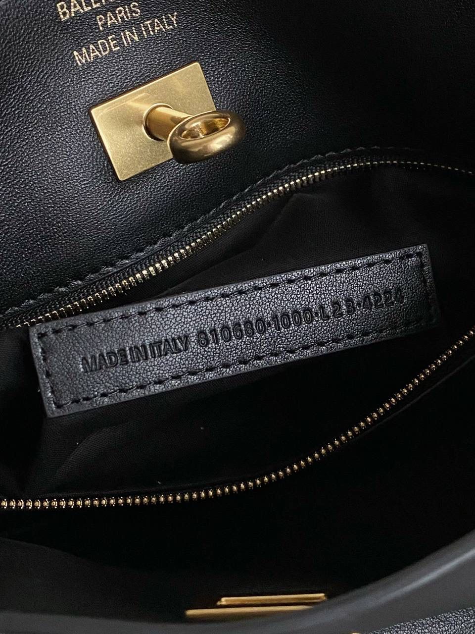 爆款🔥 ba1enciaga bel air 腋下包小号 黑色🖤 beiair➕rodeo，大热当道 一整个系列都火爆了，一只比一只热门 半定型的水桶包超有态度 它的皮是有点厚度又软乎的 所以整个包都散发着慵懒和不羁的感觉 而且设计元素不拖沓繁琐 完全可以无脑搭配 现在的通勤人员也是吃得太好了吧 能有这么时髦的托特包来背！ 什么电脑水杯统统往里扔就对了 肩带可长可短，腋下背斜挎背都ok 两个尺寸任君选择，果断冲！！ 29.9×19.8×17cm810680m