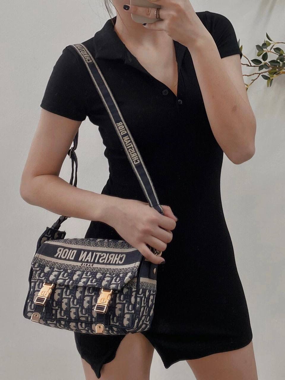 小号 DIORCAMP 手袋👜✨ 蓝色刺绣 Oblique 印花 这款小号手袋通体饰以蓝色刺绣 Oblique 印花，搭配“CHRISTIAN DIOR”标志翻盖和运动风格“CD”搭扣提升格调。 正面饰以“CHRISTIAN DIOR”标志 “CD”搭扣 可拆卸、可调节的肩带 内含防尘袋 尺寸：23 x 15 x 8 厘米