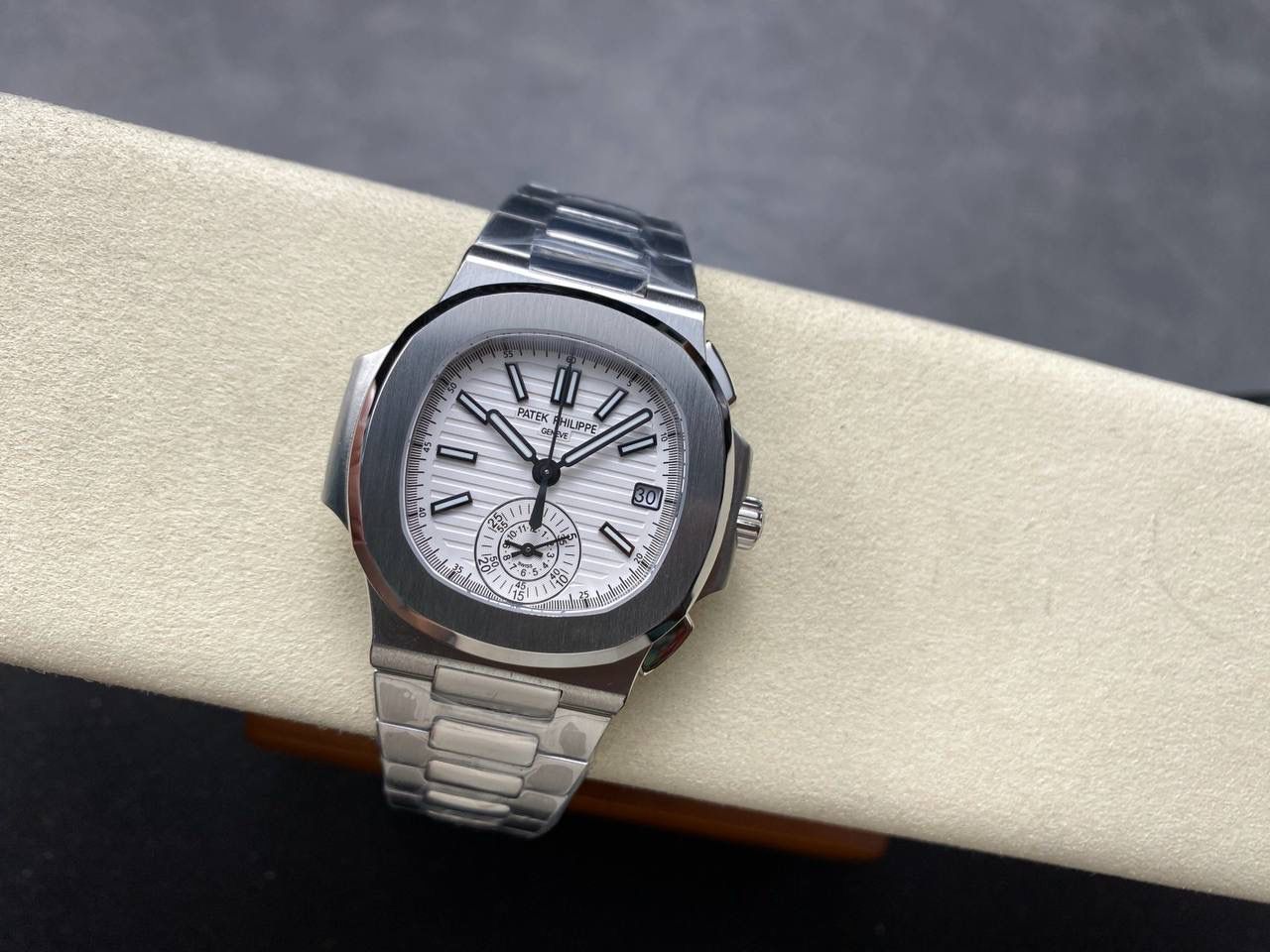 V2版真功能🌐真小秒！3K工厂 百达翡丽鹦鹉螺5980/1A-014多功能计时腕表V2版本，真小秒、真功能！【表壳】腕表尺寸40.5毫米，同正品一致的枕型表壳采用正面拉丝，侧面抛光的两种工艺组合，层次感分明，质感十足。尽显精湛工艺。【表带】采用原装表带一比一量身打造，每节表带的中央抛光部位，都能呈现钻石的形状，尽显高级质感。【机芯】3K厂采用定制版PP.CH28-520机芯，完美还原正品，时分秒，日期，和计时大秒功能。欢迎各位表友品鉴🌐