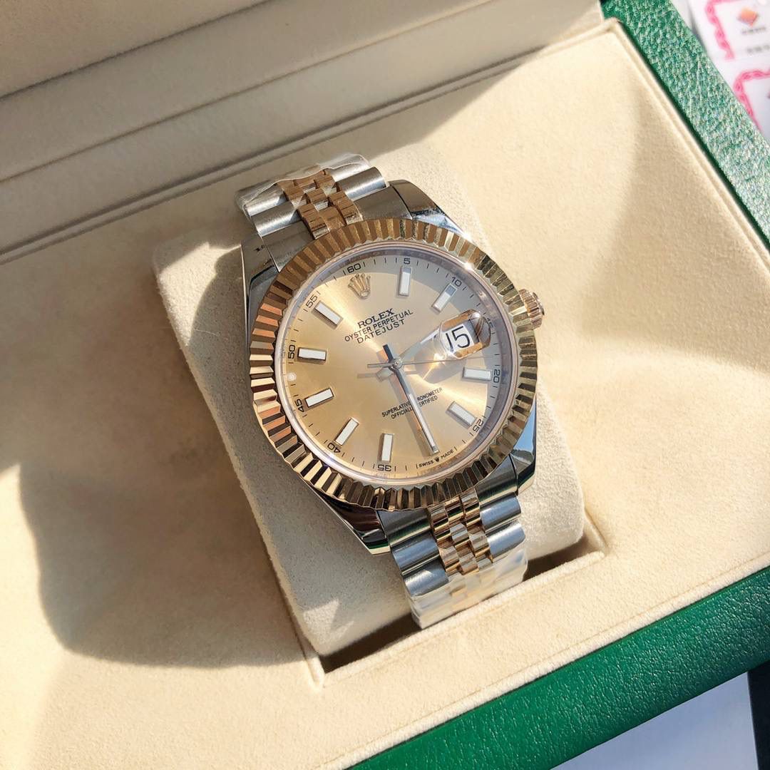 ROLEX- 劳力士日志型！男款41mm完美尺寸。女款36mm尺寸。 表链采用黄金钢材质，极其坚固耐用，金属拉丝设计彰显出强烈的金属质感！人体工学设计的表耳和表带配合完美的融为一体，佩戴起来真的很舒适✨⌚️