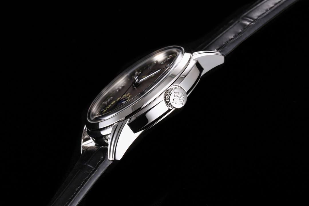 KR工厂耗时三年 打造顶级经典百达翡丽5320G-001超级复杂功能时计 40毫米一体冲压成型的双层式精钢表壳。 ①表盘边缘刻印有密分秒数刻度，配金质超强夜光阿拉伯数字 ② 时分针原版开模以巴顿式设计为基础，配以尖长的针尖，特色造型呼应1950年代Ref.1463计时码表的指针 ③表盘6点位置月相显示及日期 ④4点位置为闰年显示， 8点位置为日/夜24小时显示。注：非市场假功能版本。上面两位置功能为星期各月份 。 所有功能均有全真功能。⑤搭载KR独家324 S Q自动上链机芯 无论外观或是性能都是一丝不苟 完美的控制了表头厚度。 KR不惜重本，所有功能厚度全力还原如官网同步真功能！！！ 欢迎各大表友品鉴！！！